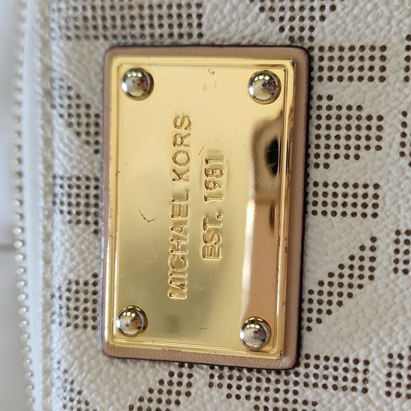 Michael kors White zip closure long wallet - Picture 2 of 8